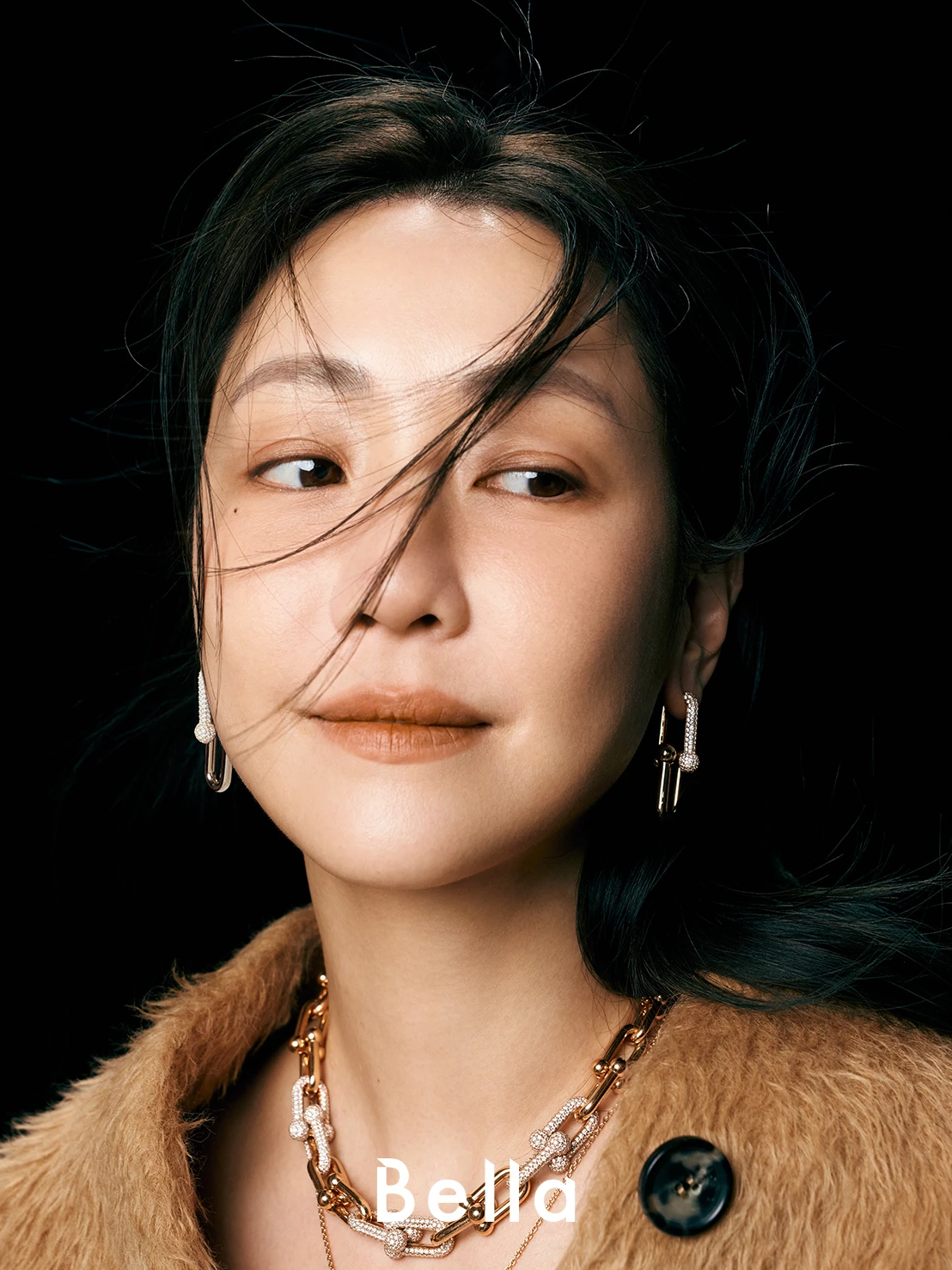  駝色羊毛外套,Loewe;「HardWear」系列玫瑰金鑲鑽耳環及同系列項鍊、「T1」系列玫瑰金密鑲鑽石圓形墜鏈,all by Tiffany & Co.。