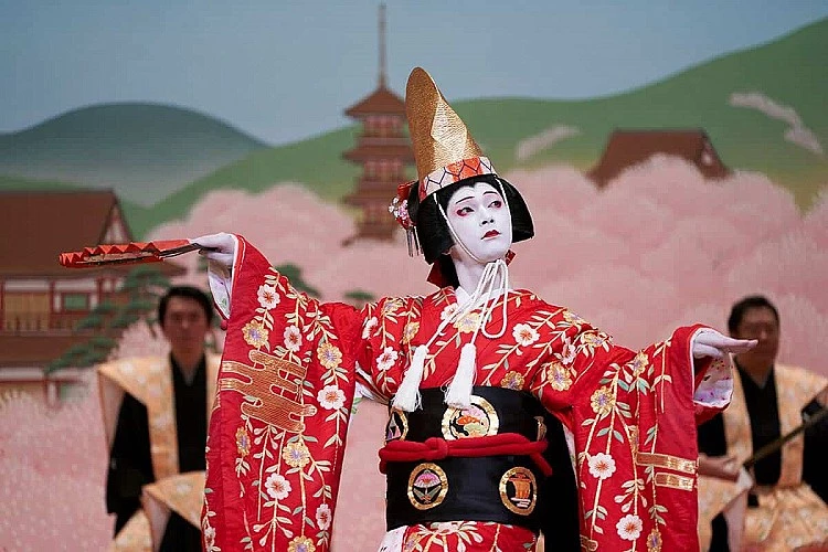 由吉澤亮、橫濱流星兩大男神主演的史詩級巨作《國寶》劇情講述長崎黑幫家族出身的喜久雄在面臨家變血案之後,投靠位於大阪的花井半二郎家族,並與其家族的公子俊介一同成長的故事,不僅是對日本傳統歌舞伎文化的極致禮讚,更透過兩位梨園子弟的命運糾葛,深刻探討了天賦、血統、宿命與藝術的瘋魔。
