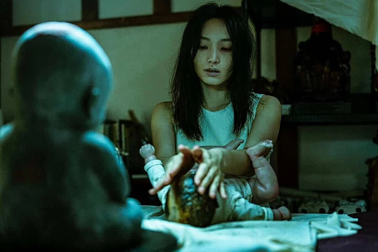 繼動作災難片《96 分鐘》,近日又出現一部現象級國片,由解孟儒執導,楊祐寧、蔡思韵、張軒睿、郭雪芙主演的電影《泥娃娃》,靈感取自台灣「最詭異童謠」,講述在 VR 遊戲公司工作的旭川,為開發一項新的恐怖遊戲,意外將一尊來自凶宅現場的殘破泥娃娃帶回家,沒想到懷有身孕、身為文物修護師的妻子慕華對其產生異常執念,隨著家中怪事頻傳,旭川輾轉求助通靈驅魔人阿生,而泥娃娃背後深埋的駭人祕密,也隨之浮出水面...結合在地信仰、母性悲劇與驅魔傳說,營造出兼具恐怖與人性的黑暗寓言,上映首週橫掃 2400 萬票房、登上新片冠軍。