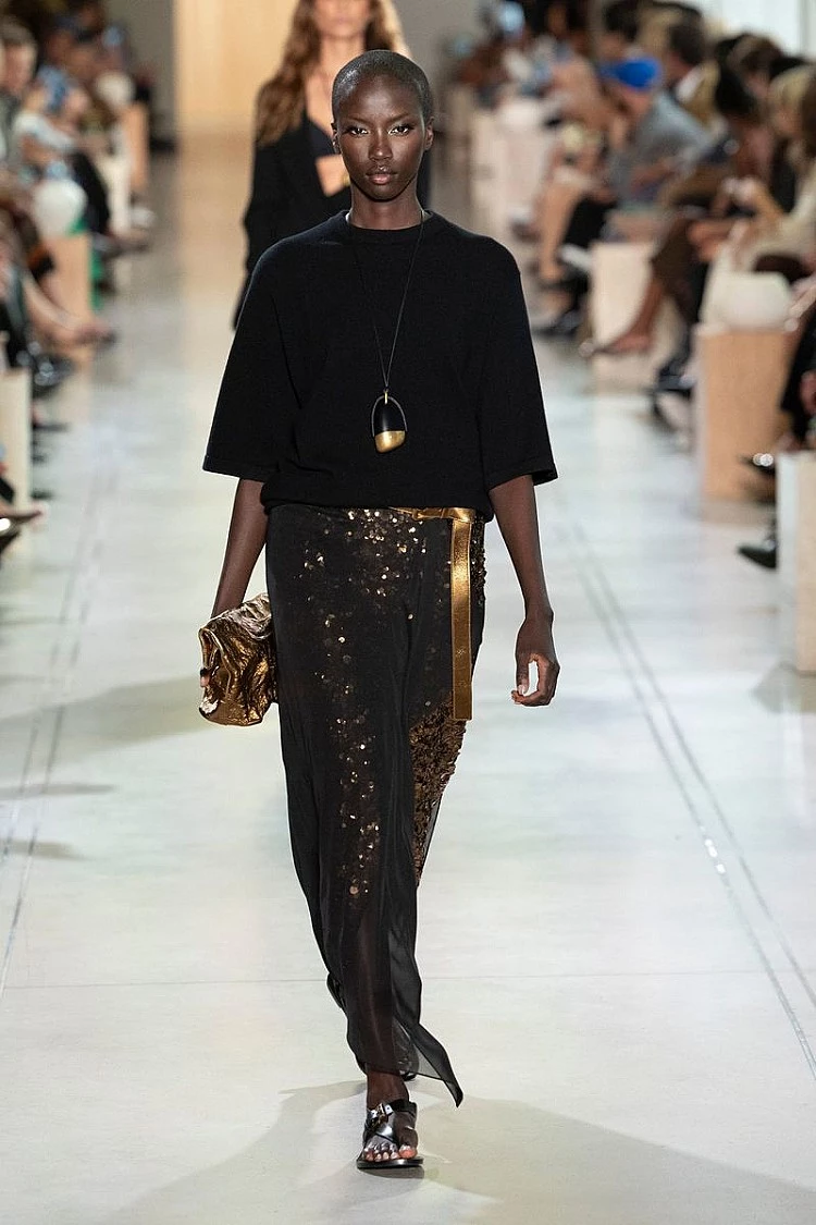 2025年度「年度模特兒」正式揭曉！由英國時裝協會（British Fashion Council）宣布Anok Yai榮獲此殊榮，Anok Yai從南蘇丹難民營到登上Prada伸展台，她以強烈個人魅力與獨特面孔，成為20年來首位為Prada開場的黑人模特兒，再到Vetements大秀上落淚的寡婦、奔跑的新娘都讓她穩站新生代超模的地位！