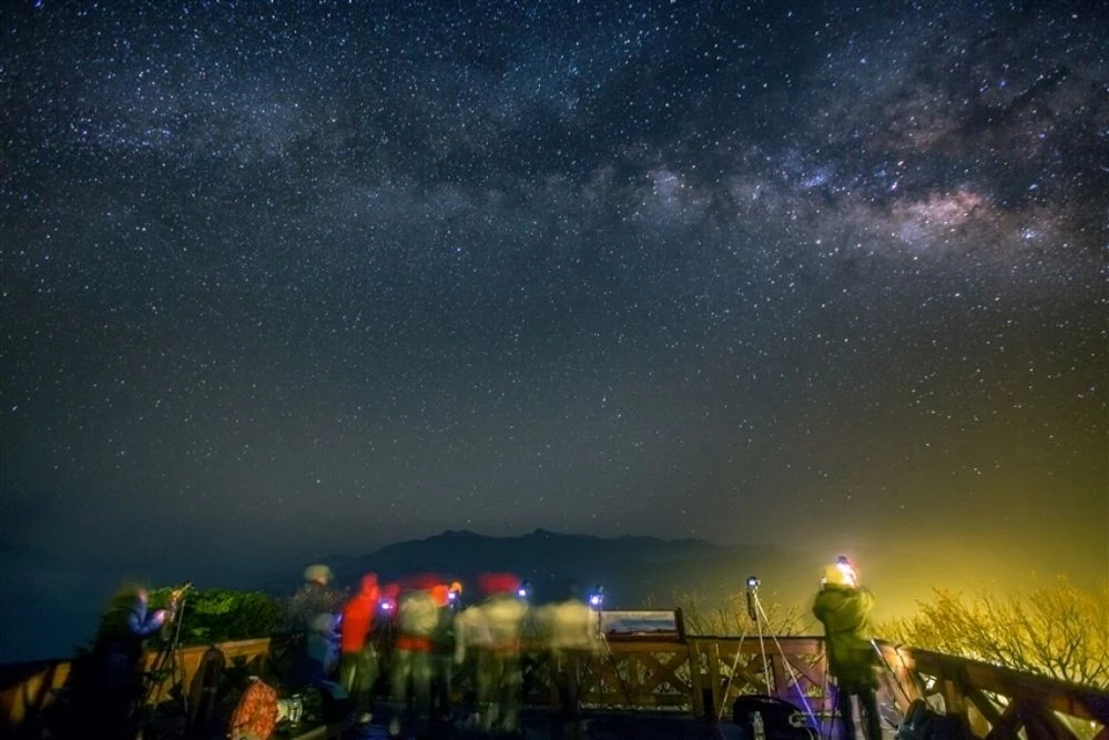 從日落的雲海、夜晚的漫天星斗,到隔日的希望曙光,讓遠道而來的旅人再次感受台灣之美。這裡是台灣最知名、也最受歡迎的森林遊樂區,不僅能近距離感受神木林的壯闊神聖,也有豐富的生態動植物。