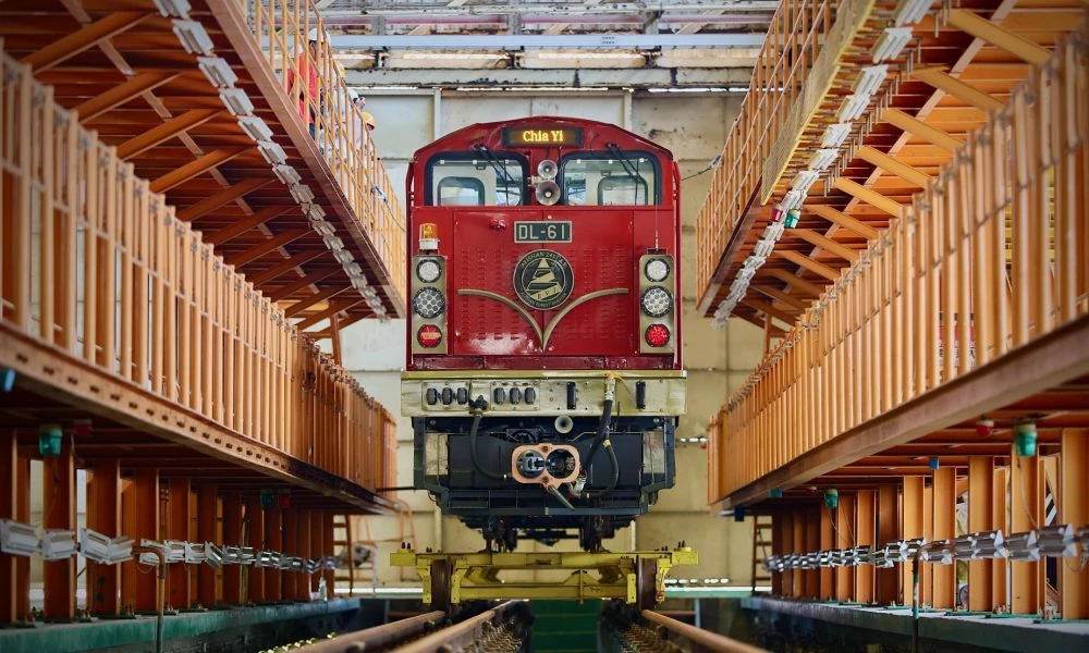 除了全台最美森林火車栩悅號,農業部林業及自然保育署持續致力於提升阿里山鐵路的乘坐體驗與運能,打造全新升級列車「森里號」,定義為高階車款,攜手台灣車輛股份有限公司、堺建築-方俊凱建築師事務所、章芙菱藝術以及十彥建築師事務所,承襲黑色蒸汽火車頭與紅色柴油機關車色系,並轉譯日出之印象,採用林鐵黑、阿里山紅、聖光金三種塗裝色系。