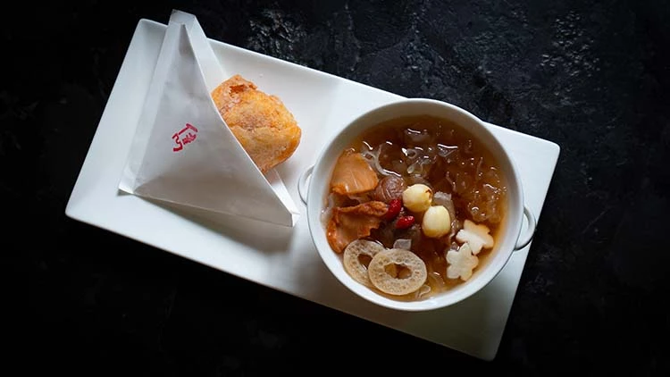甜點「冰花蛋球」,以精準火候炸出雪花脆邊,蛋香酥脆之間藏著童年的港點記憶。佐以清潤不膩的「養生八寶茶」,以竹笙、黃耳、白木耳、蓮子與龍眼等食材細火燉煮,滋味溫和,為這場盛宴畫下最溫柔的結尾。