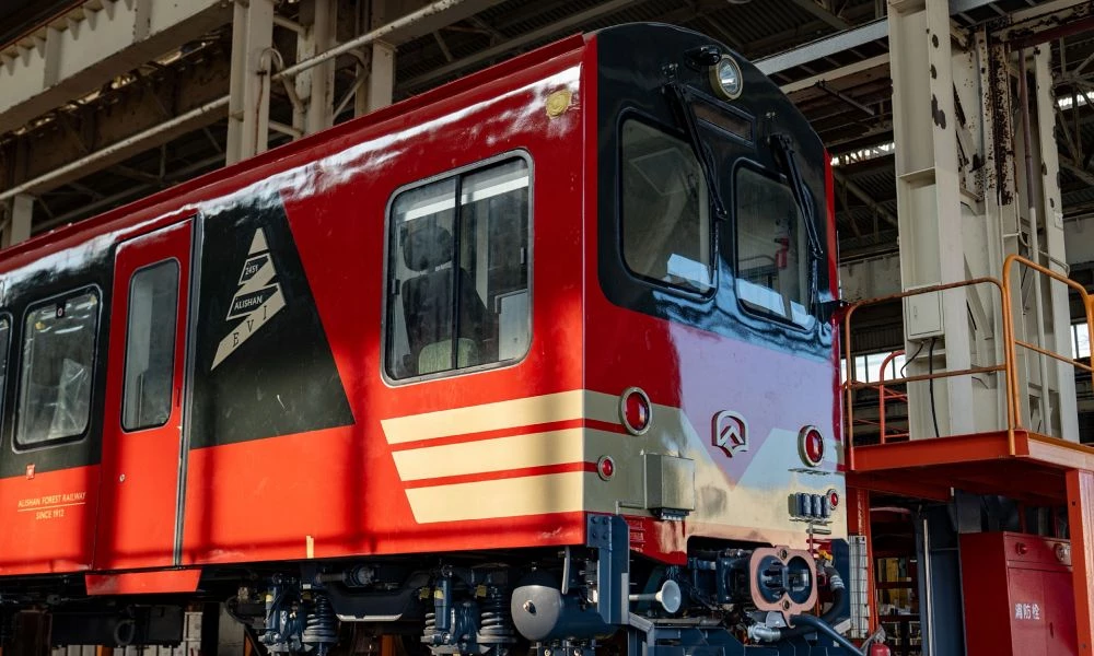 在內部機能設計上,全新列車「森里號」的座位降至 97 席(含 2 席無障礙座位),藉此增加旅客乘坐的空間。因應林鐵多山多彎的路線環境,「森里號」採用動力更強的新引擎,無論在蜿蜒的山道上爬坡,還是面對高海拔氣候,動力皆能穩定輸出。全新「森里號」預計 2026 年通車,將投入「嘉義 - 阿里山」本線營運,與現行的「阿里山號」共同服務旅客。