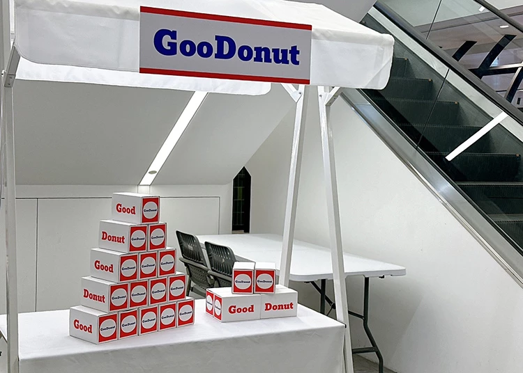 GooDonut快閃DreamPlaza位子在B2 手扶梯中間。
