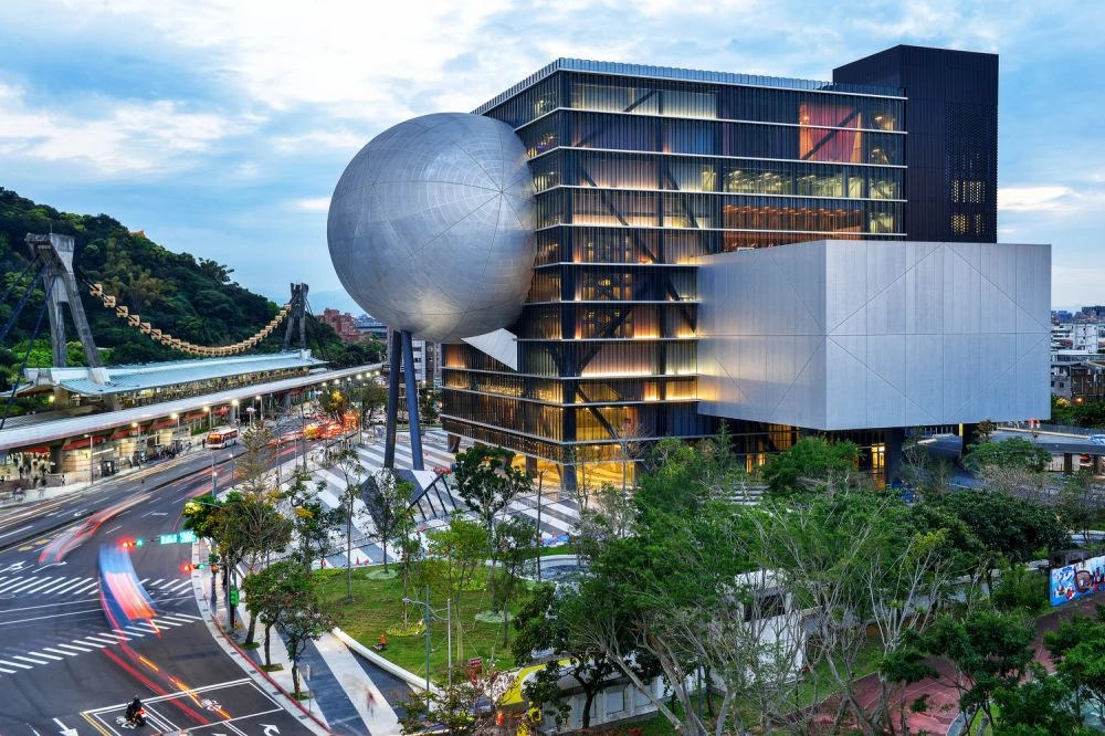 坐落於台北市士林夜市旁,台北表演藝術中心由國際知名建築事務所 OMA(大都會建築事務所)操刀設計,呈現一座超越傳統劇場形式的嶄新建築。