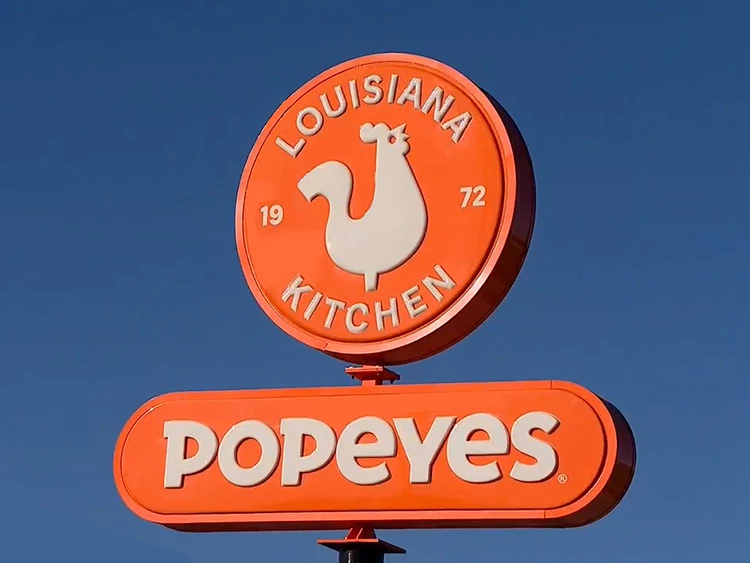 「Popeyes」靈魂在於12小時路易斯安那香料醃製，讓雞肉層層入味，酥脆外衣下是濃郁又帶辣的風味，難怪能成為年輕族群的心頭好