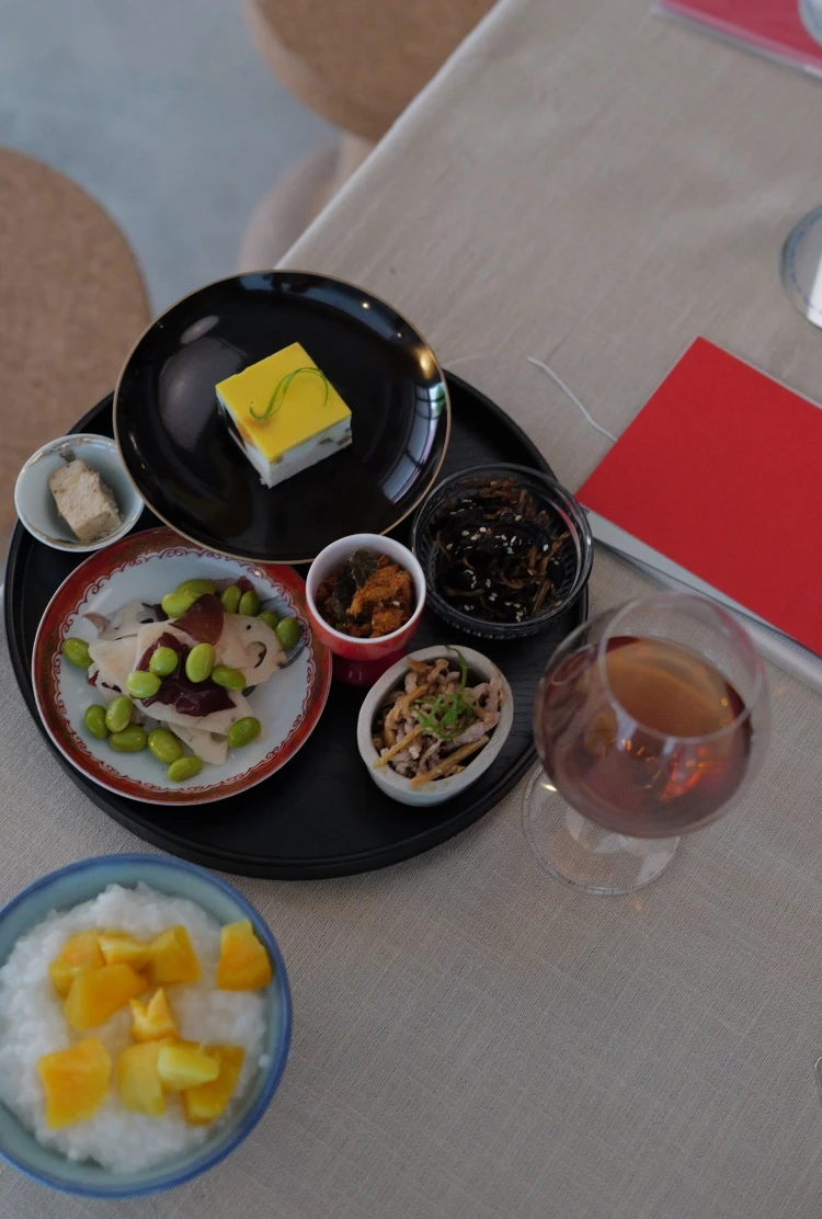 「廟東食肆」冬季期間，廟東推出限定「Red Plate Special 午間紅色套餐」，以台式清粥小菜為主角，透過味道與顏色勾勒溫暖的冬季飲食記憶。套餐包含六款小菜、地瓜稀飯與一碗熱湯，並配上氣泡茶或氣泡酒，為午後帶來輕盈而不失丰味的台式儀式感。