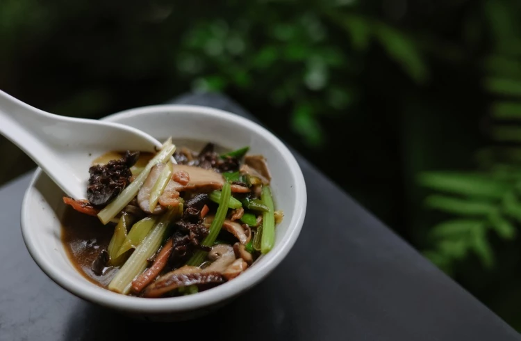 新品「醬漬刺蔥螺肉」,以刺蔥香氣搭配 LOUU 招牌醬料製作,風味豐厚,與清粥形成最佳對比;同時也能品嚐到經典酒家菜「魷魚螺肉蒜」,讓一人也能享受古早味宴席的完整丰味。