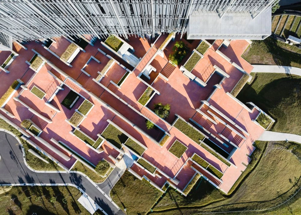 在姚仁喜|大元建築工場的構築下,新北市美術館打造出一座猶如「蘆葦叢中的現當代藝術館」的空間意象。外觀以噴砂鋁管與三色面板構成,極富層次感與動態美,模擬蘆葦隨風搖曳的姿態,讓整體建築在陽光下,呈現出流動而輕盈的立面效果。