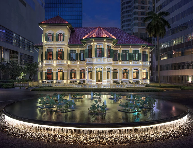 W Bangkok最大的亮點之一,就是與百年歷史建築「The House on Sathorn」的完美結合。這棟過去曾是貴族府邸、外國大使館的建築,如今變身為充滿異國氛圍的用餐空間與藝文展演場域。