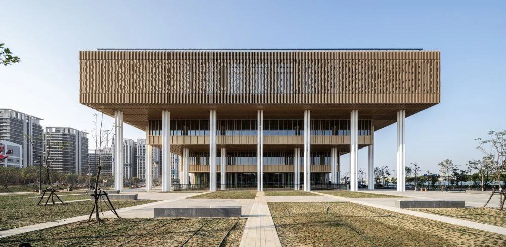 坐落於台南市永康區的台南市立圖書館總館,是一座融合地域文化、當代設計與多元功能的嶄新知識殿堂。
