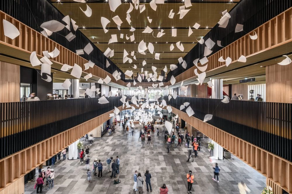 在張瑪龍陳玉霖聯合建築師事務所 MAYU Architects 與荷蘭 Mecanoo Architecture 共同設計下,台南市立圖書館總館以倒階式量體層層向上堆疊,如同書本堆疊的意象,呈現出都市與自然之間的過渡層次。建築由纖細柱列所撐起,如竹林般輕盈通透,與在地意象巧妙結合。