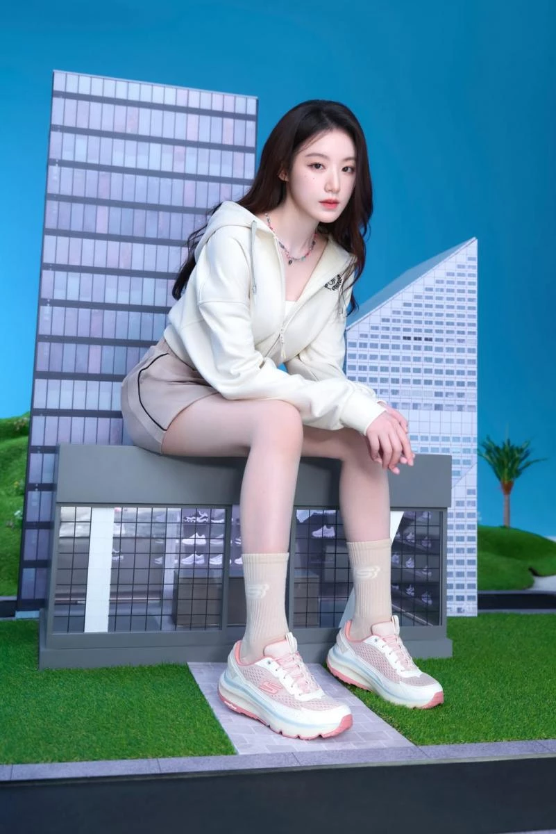 根據 Skechers 2024 全年財報，整體營收達到 89.7 億美元（約新台幣 2,718 億元），正逼近 3 千億台幣。細看 2025 年第二季財報（截至 6 月 30 日止，共計三個月），整體營收達 24.4 億美元（約新台幣 740 億元），較去年同期增長 13%。在增速放緩的當前，Skechers 持續穩定成長。於私有化前，公司市值更達到 95 億美元（約新台幣 2,880 億元）。