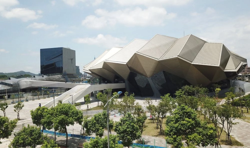 坐落於南港區,台北流行音樂中心找來美國建築團隊 RUR Architecture 設計,其靈感來自古羅馬廣場,利用環形空間結合藝術、商業、市集和演出活動,建築群由三個獨立又彼此呼應的核心量體構成