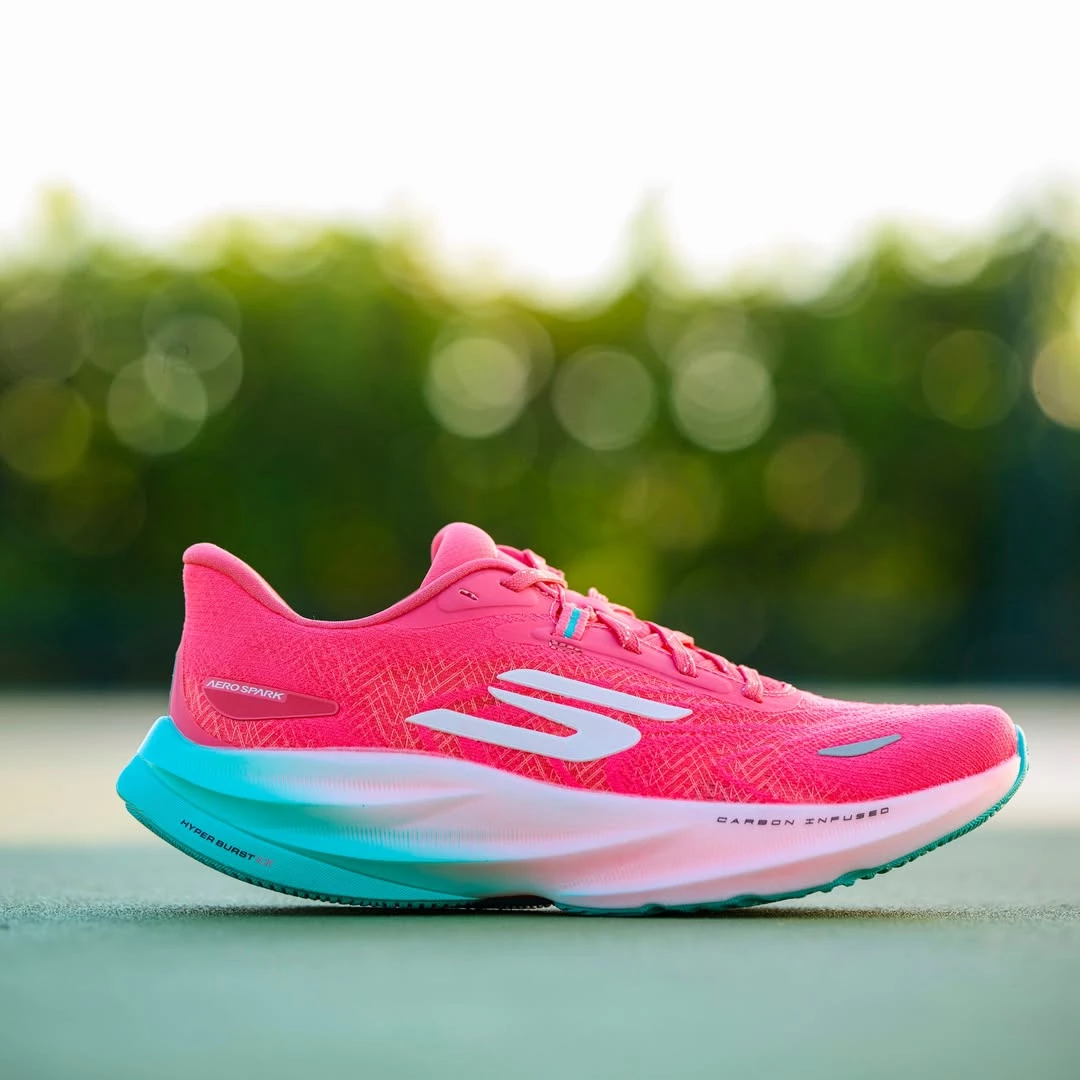 根據 Skechers 2024 全年財報，整體營收達到 89.7 億美元（約新台幣 2,718 億元），正逼近 3 千億台幣。細看 2025 年第二季財報（截至 6 月 30 日止，共計三個月），整體營收達 24.4 億美元（約新台幣 740 億元），較去年同期增長 13%。在增速放緩的當前，Skechers 持續穩定成長。於私有化前，公司市值更達到 95 億美元（約新台幣 2,880 億元）。
