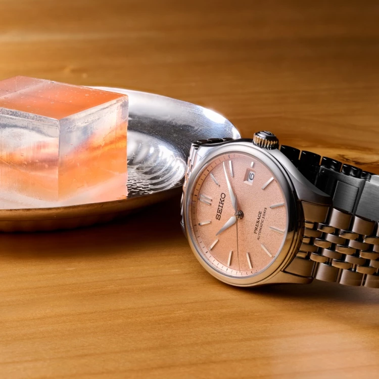 Seiko 以創新與精準為核心,擁有自家全方位垂直整合的製錶體系,從機芯設計、零件製造到組裝均在自家工廠完成,展現罕見的自製能力。