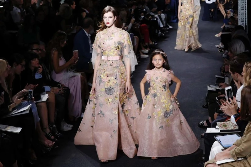 高訂都出母女裝了！Elie Saab 16秋冬高訂 大人小孩都仙氣逼人