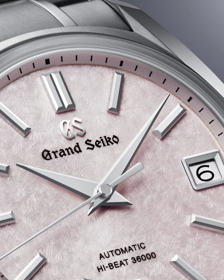Grand Seiko 錶盤靈感常取自自然景觀,如雪原、晨曦、白樺林,細節如刀鋒般銳利的指針與立體刻度,更是其品牌美學代表。