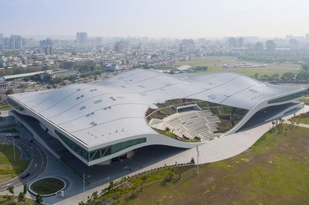 坐落於高雄市鳳山區的衛武營國家藝術文化中心,找來荷蘭建築事務所 Mecanoo 設計,是全球規模最大的單一屋頂下綜合表演藝術場館