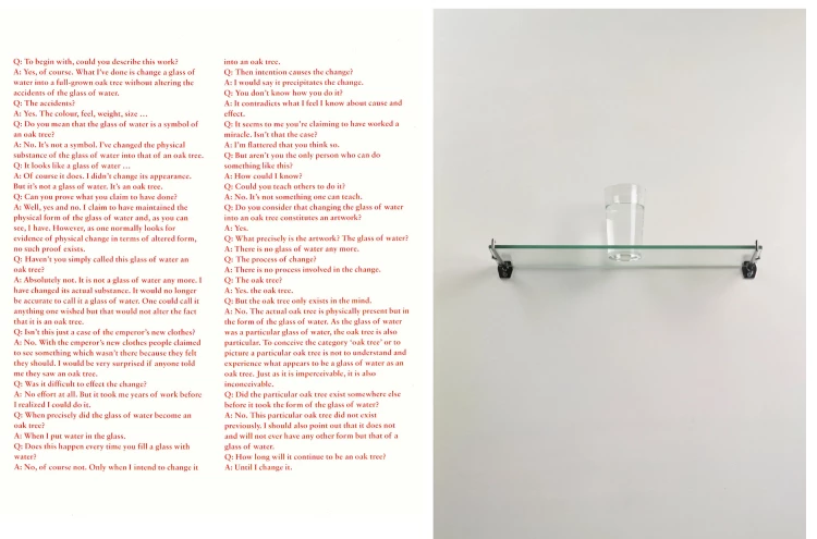 麥可.克雷格-馬丁 《一棵橡樹》, 1973 玻璃、水、金屬、紙本印刷文字 15 x 46 x 14 公分。© Michael Craig-Martin 藝術家版權所有 圖片提供:藝術家、高古軒