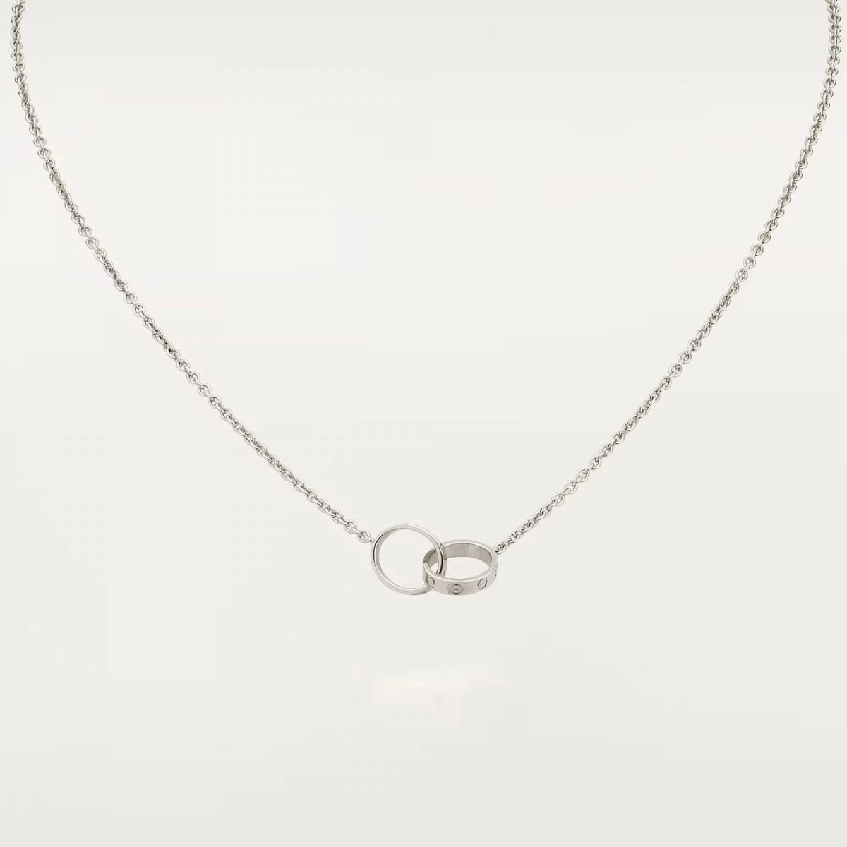 Cartier 的 Love 系列自1970年代問世以來,一直是愛與承諾的代名詞,而這款以兩枚 Love 圓環相扣而成的18K白金吊墜,更像是一段關係的縮影。標誌性的螺絲紋象徵兩人之間牢不可破的連結;圓潤線條則展現卡地亞一貫的優雅克制。它沒有高調的光芒,卻擁有穿越日常的耐看度——搭配襯衫時是氣質的點綴,配上禮服又能自然融入光線,彷彿一種陪伴感在胸口靜靜呼吸。Love 項鍊真正迷人之處,在於它不只是配件,而是一份可被「佩戴」的態度:純粹、堅定、且願意長久存在。