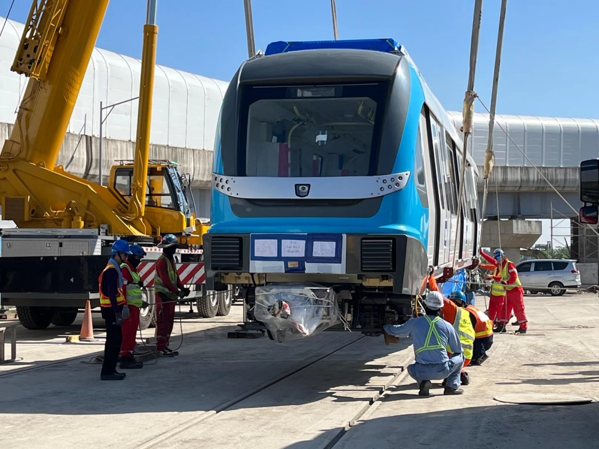 新北捷運三鶯線電聯車由日立軌道義大利製造，車體結構採用輕量化鋁合金材質，車頭部分則採 FRP 複合材料，以減輕車重達到節能效果，車廂設計將結合三鶯地區風土民情及文化特色，更找來藝術家為 12 個車站打造公共藝術。