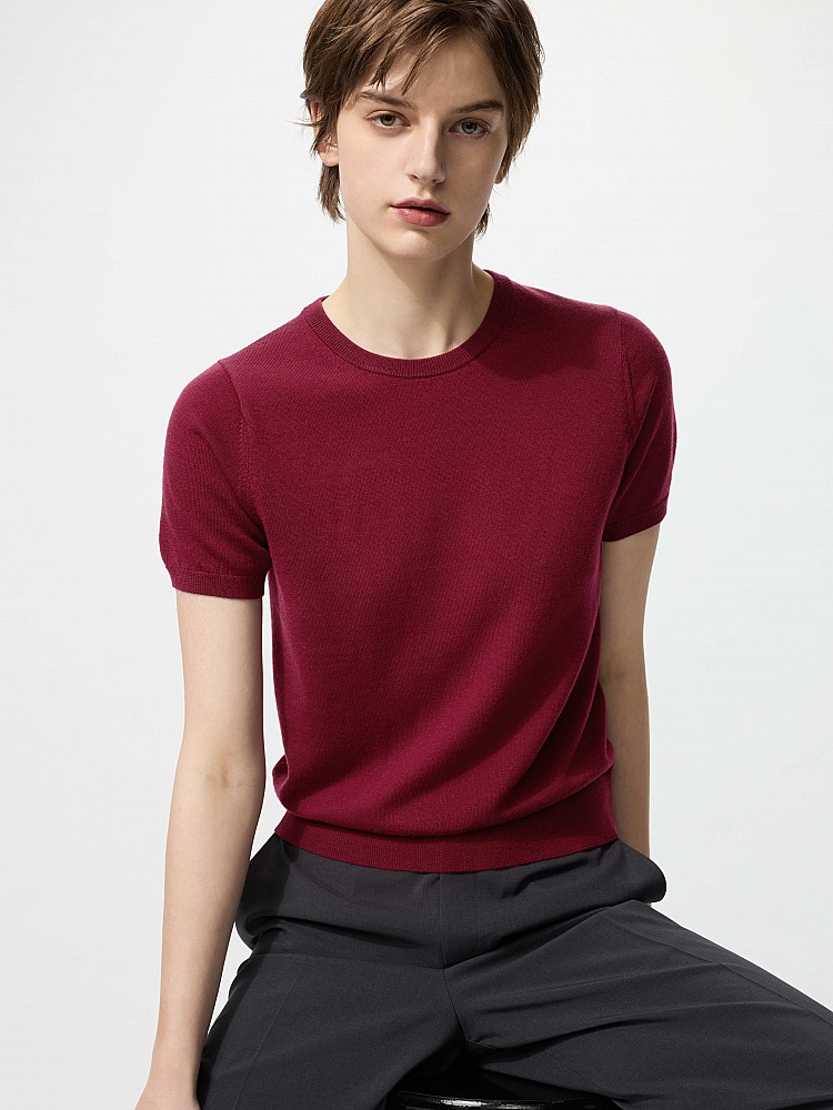 許瑋甯同款的第一套以來自秋冬系列紅色美麗諾圓領毛衣,由模特兒示範