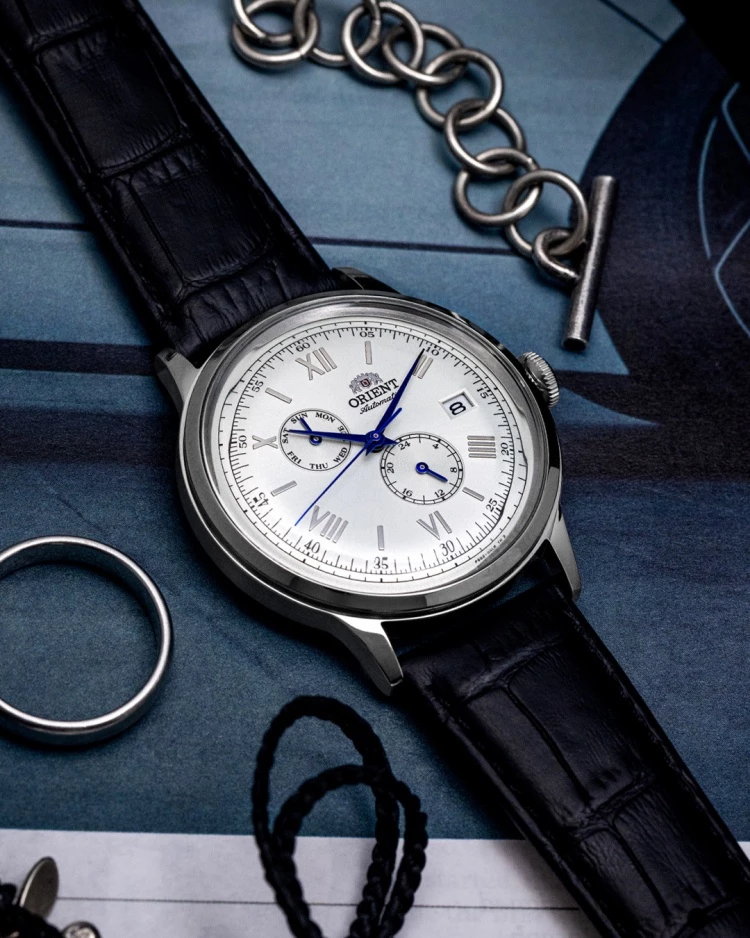 Orient 東方錶創立於1950年,前身是「多摩計器株式會社」,雖隸屬於 Seiko Epson 集團,但始終保有獨立的設計語言與自製機芯傳統