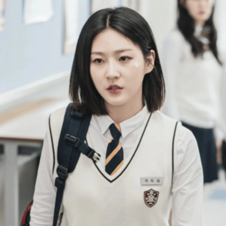 《我們每天每天》最大的亮點，莫過於是實力派演員金賽綸的最後遺作，1 歲便以童星身份出道的她，一路出演過無數演員的小時候，更與金所泫、金裕貞被譽為「三金」天才童星，之後也陸續主演《大叔》、《雪路》、《魔女寶鑑》…等熱播作，可惜在 2022 年因為酒駕事件使她演藝事業跌落谷底，一直到去年，更因為與韓劇男神金秀賢的感情問題而選擇輕生震驚演藝圈，隨著案子的調查進入尾聲，金賽綸主演的最後遺作也終於有機會重見天日。