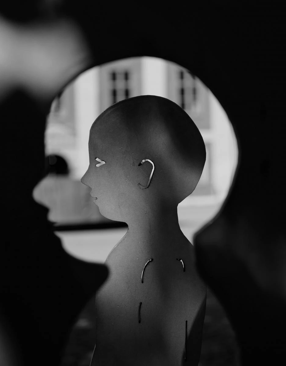 梗圖中的一句「妳看得沒我久」,更是令許多女性感到無奈的典型台詞。明明只是交換意見,卻突然被甩一句「我經驗比妳多」,彷彿只要年資較長就自動擁有話語制空權。這種行為被稱作「經驗壓制」,其作用方式很簡單:它不是為了補充資訊,而是直接利用資歷否決對方,使對話瞬間失衡。問題在於,經驗不等於正確,也不是用來堵住別人的理由;女性之所以對這類語氣感到反感,是因為它帶來一種被當作「劣勢方」的感覺。即便對方沒有惡意,語氣仍會刺中女性在職場、家庭或公共空間中曾經遭遇「被質疑」與「被忽視」的集體經驗。這種累積的文化記憶,讓「我比妳懂」、「妳還太嫩」不再只是一句話,而是權力的不對等再現。女性討厭的從來不是討論,而是那種「妳本來就不可能懂」的預設。