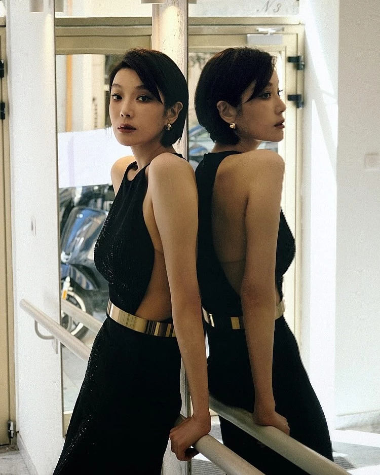在坎城影展期間,蔡淑臻以一襲Stella McCartney黑色削肩長洋裝亮相,簡約線條完美襯托出她修長的身形與肩頸線條。腰間一抹金屬腰帶成為整體造型亮點,不僅拉高比例,也為全黑造型增添高級層次。腳踩Aquazzura高跟鞋展現優雅步伐,從背影就散發迷人自信。