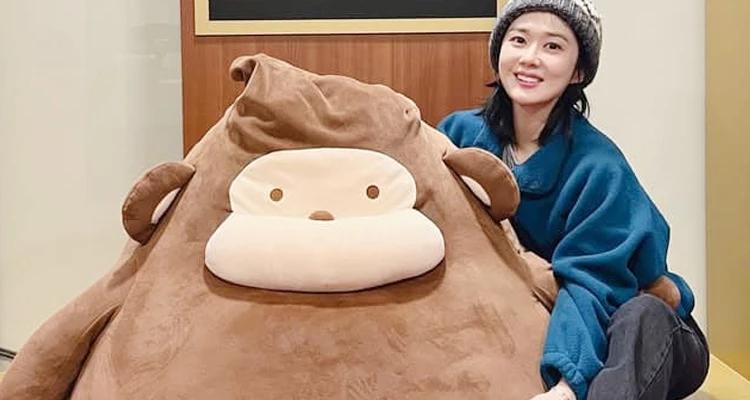 即使張娜拉已經邁入45歲,但她依舊還是被網友狂讚「根本像20+的大學生」,除了天生童顏外,她私下的穿搭功力同樣是關鍵。從休閒中帶點校園感的搭配、明亮清新的配色,再到隨性卻不邋遢的穿法細節…每一套都藏著實用又不刻意的減齡心法。