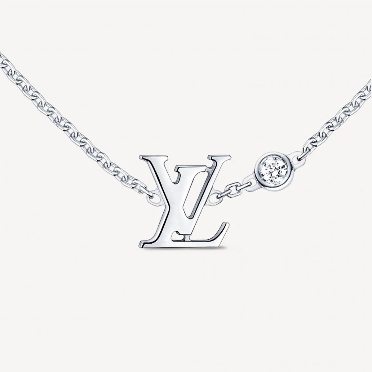 LV Initials 是時尚界最具力量的符號之一,而 Idylle Blossom 系列則把這份精神轉化為柔和、簡潔的日常珠寶。18K白金的 LV 字母線條俐落,旁邊點綴一顆約0.03克拉的鑽石,如同在個性之間加入一抹溫度,使整體不至於過度中性。佩戴起來有種自由而率性的氣息,像是踏入新城市時的第一步,輕盈但充滿期待。這條項鍊特別適合擁有自己節奏的女生,她們善於在生活中創造小歡樂,而 LV 這顆小鑽,就像她們胸前的亮點訊號。