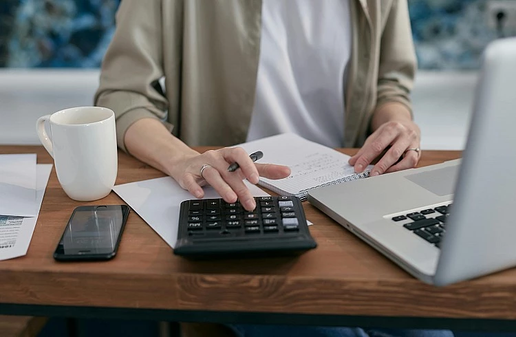 行為經濟學稱這為「心理帳戶(Mental Accounting)」對於沒有被清楚歸類的金錢,控制力最低。當薪水、獎金、投資收益全混在同一個帳戶,決策會高度依賴情緒與當下狀態,而非長期規劃。