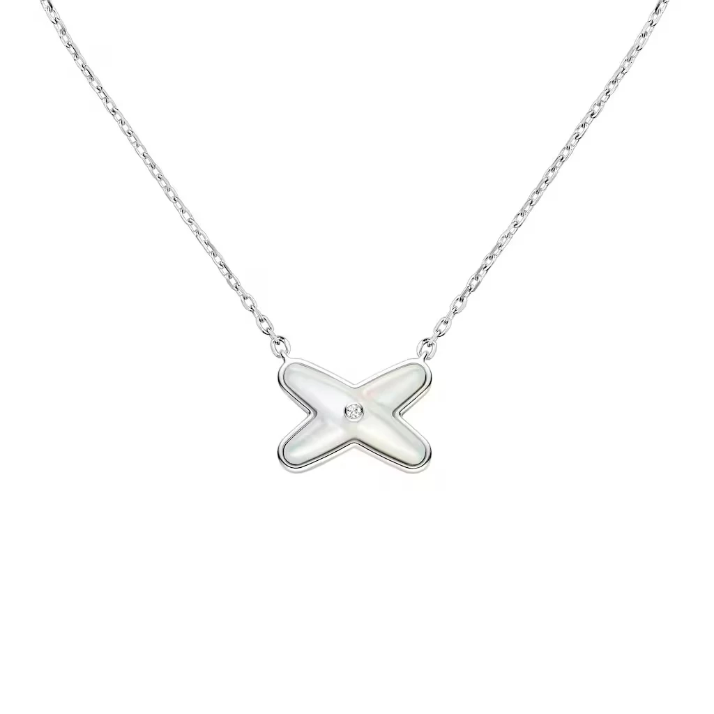 Chaumet 對「連結」的詮釋,總是帶著巴黎式的細膩與情感厚度。Jeux de Liens 採用交叉造型,象徵兩條生命軌跡在某個瞬間交會、扣合,再一起向前。白金與珍珠母貝的光澤相互映照,中央鑽石像是故事裡最初的那句「我願意」。這款吊墜的氣質溫柔卻堅定,適合用來慶祝人生的重要片刻——也許是升職、新關係、重新開始的人生頁面。它不張揚,但佩戴者心裡會知道:這份連結,是屬於你的幸運象徵。