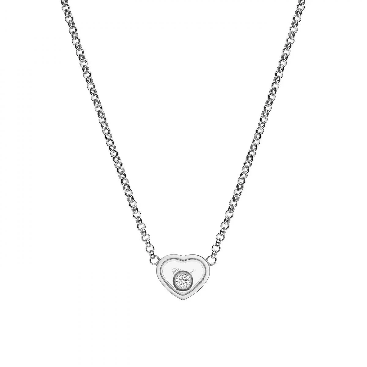 Chopard 的 My Happy Hearts 系列以「心」為語言,卻不落入甜美窠臼。透明的心形外框裡,一顆會自由滑動的鑽石像小宇宙般在胸前閃爍,那種靈動感,是 Chopard 最標誌性的浪漫。18K白金讓整體氣質更俐落、耐看,可單獨佩戴,也能與其他鍊條疊戴,營造層次。這款項鍊的氛圍,是那種「對生活保持柔軟、對自己保持善意」的感覺——就像每天都給自己一顆小小的快樂之心。適合想要擁有第一件能陪伴日常的精品珠寶的人。