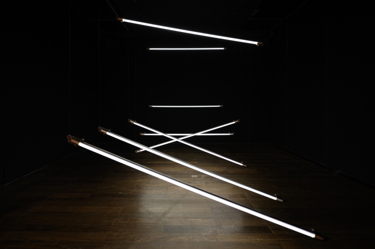 《游泳》透過白光燈管的波浪起伏，喚起人們對生命循環的感知。Source：豪華朗機工