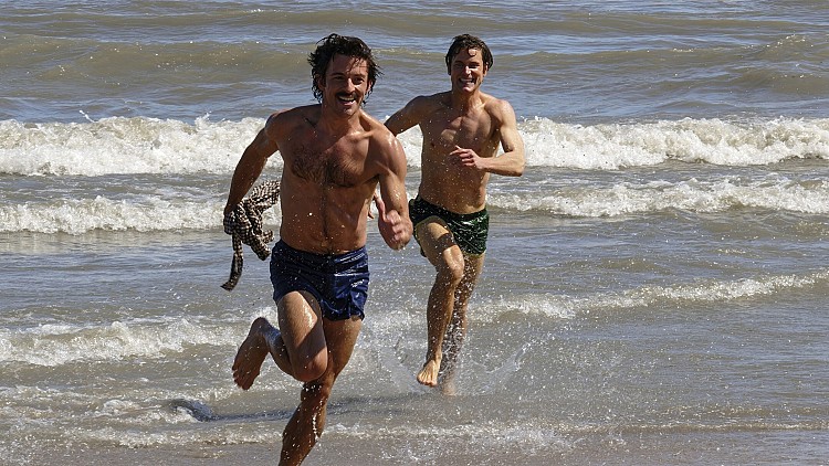 憑藉影集《同路人》榮獲「評論家選擇電影獎」最佳男配角殊榮！「對許多人來說這是震撼教育，但對我們來說卻是不可忽視的事實。同志群體一直都存在，只是多數不能公開，為後來的世代爭取更安穩自由的生活。」