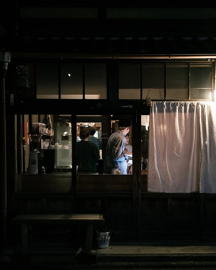 藏身老京都風情的西陣裡,「ARCHI coffee & wine」融合町家建築與當代設計語彙,