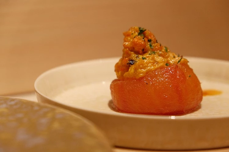 「煎大根蟹湯×蟹肉鴨肝福袋」轉入溫潤,大根的焦香托起湯底的清甜,蟹黃與鴨肝被薄薄豆皮收攏,油脂在湯面上閃著金色光澤