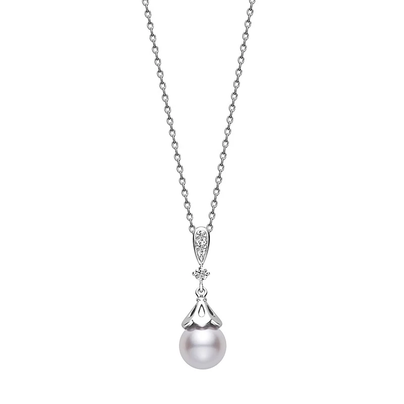 說到珍珠,Mikimoto 是無可取代的名字。Day & Night 項鍊以18K白金托起一顆約7.75毫米的日本 Akoya 阿古屋珍珠,珠身帶著如晨光般的柔和光澤,搭配約0.06克拉的鑽石,彷彿月光在夜裡落下的一束亮點。這組設計以細膩的弧線勾勒珍珠的圓潤,氣質溫柔卻不脆弱,更像是經過時間打磨後的成熟光芒。Mikimoto 嚴格的珍珠評價標準,使每一顆獲選的珍珠都擁有幾近完美的光輝,而這也讓這款項鍊成為日常與正式場合都能佩戴的經典之作。它安靜、含蓄、卻擁有令人無法忽視的魅力,像是會在胸前陪伴你呼吸的那種輕柔存在。