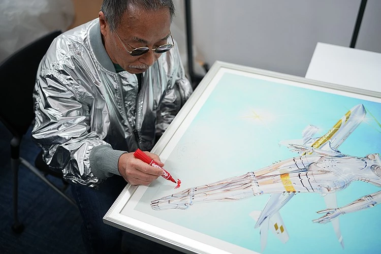 核心視覺則結合機械姬與AIRSORAYAMA飛機,以湛藍象徵自由與無限可能,並藏入星宇航空的「北極星」精神座標。