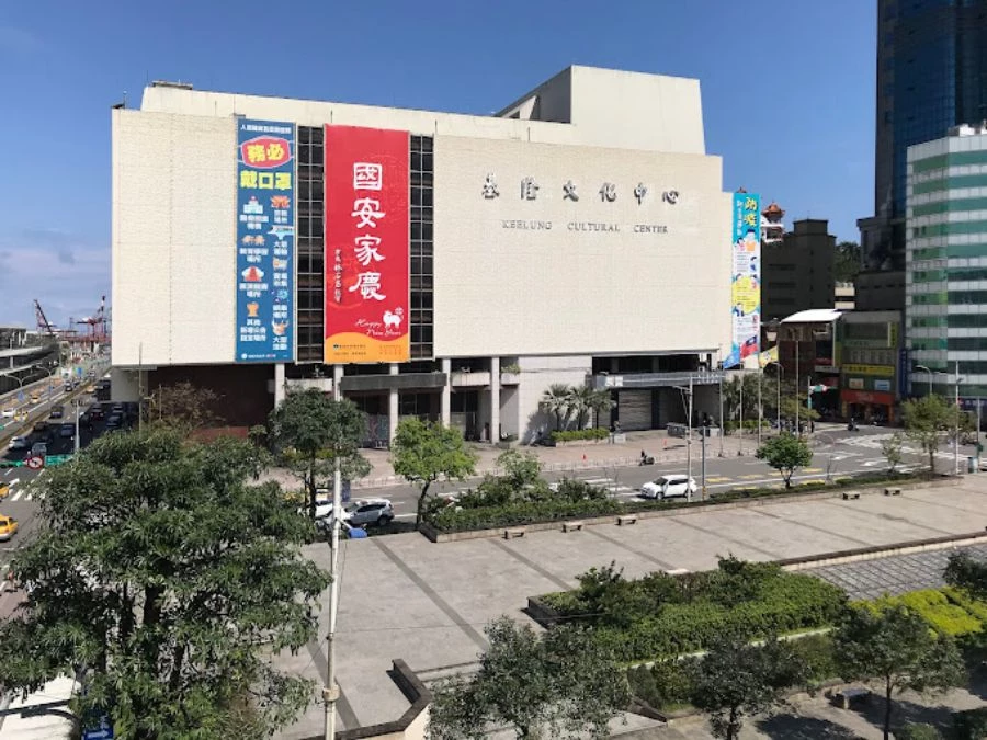 文化中心座落於基隆港灣區，串連鄰近的基隆市政府大樓、田寮河及基隆港東岸客運大樓。此區域除了是重要的藝文場域，也為基隆市文化觀光局本部所在地。不遠處的「海關大樓」亦將進行翻新，以城市設計手法重新梳理港口界面，讓港灣門戶在光影與材質的交織下，打造出更具魅力的港灣街景。