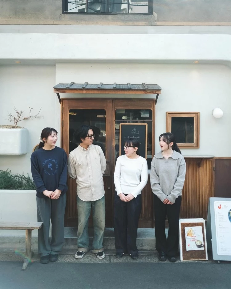 Neel 藏身於東京神宮前與中目黑巷弄中,以木質空間、柔黃光線與法式甜點構築出一種「輕盈卻深刻」的生活感