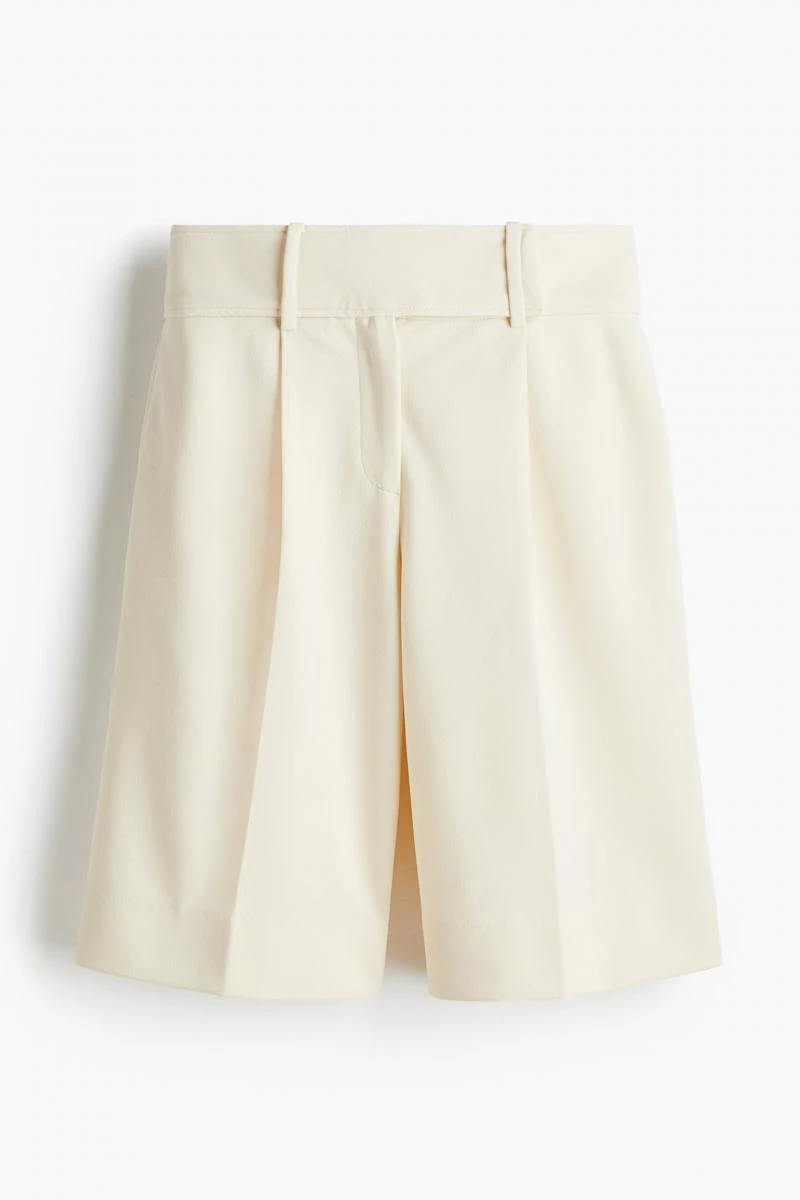 H&M 用白色面料呈現百慕達褲的都會感，並加上大的壓摺設計，增添其立體感。