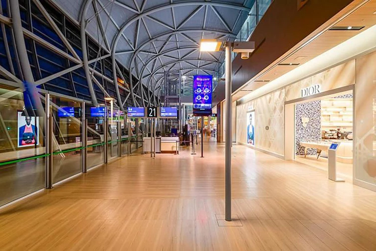 關西機場其流線型屋頂與優雅結構,造就全球最長的機場建築,象徵日本工程與設計的極致美學。