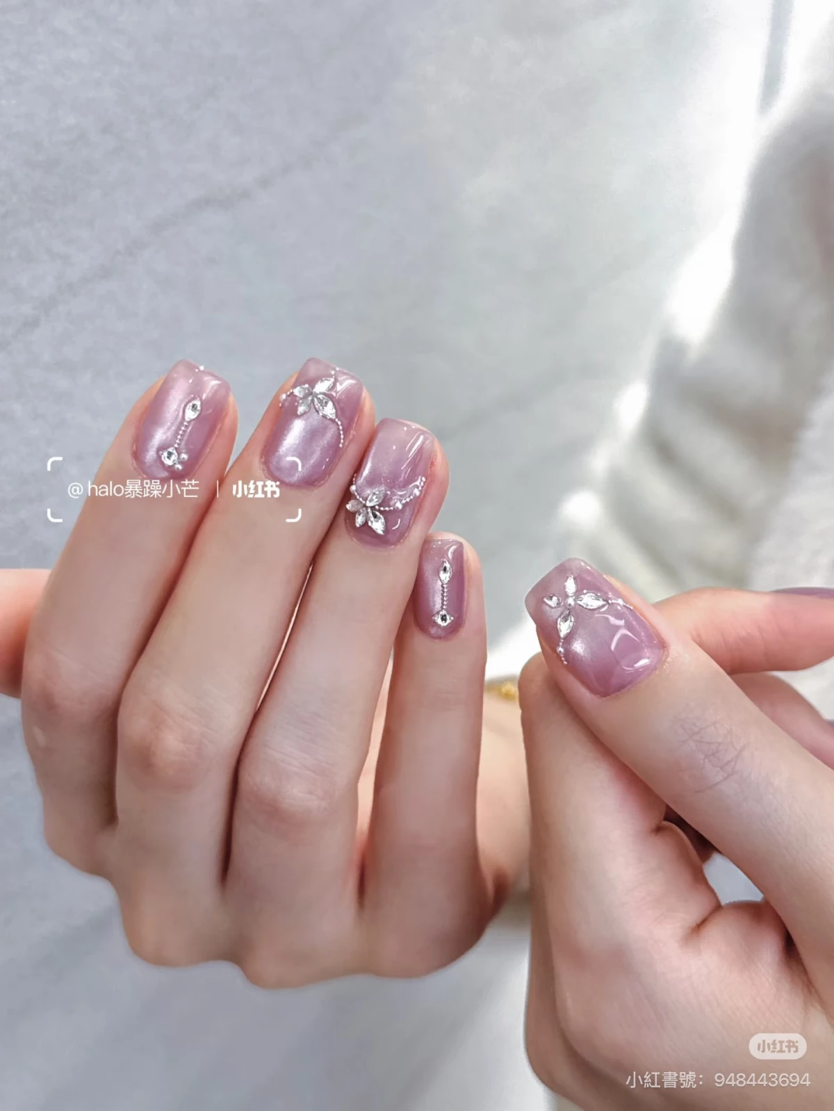 紫色玻璃珠貓眼美甲推薦3：花飾水鑽
