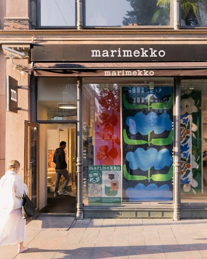 「透過大膽的印花和色彩,為人們的日常生活帶來喜悅。」Marimekko 創意總監 Rebekka Bay 如此形容這個創立於 1951 年的芬蘭品牌。多年來,憑藉逾 3,500 種印花設計,品牌建立了獨特定位,從服飾配件延伸至家居用品,靠著一朵朵印花美學,在全球設立 170 門市,於 2025 年上半年營收達 8,410 萬歐元(約新台幣 30 億元),市值突破 5 億歐元(約新台幣 183 億元)。