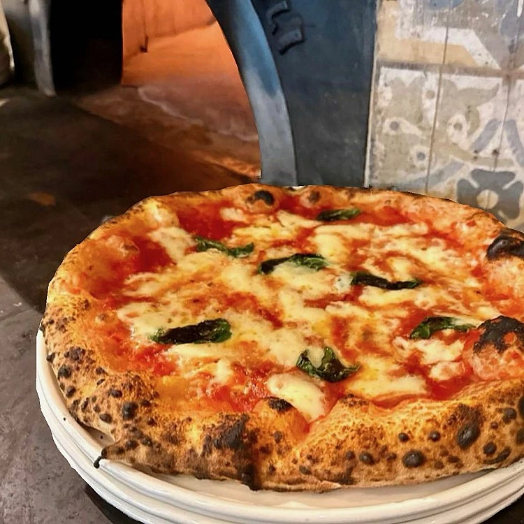 「Gira Pizza」是近年討論度很高的窯烤披薩店,老闆曾赴拿坡里披薩協會習藝並獲獎,更被網友們譽為是「台北最接近拿坡里的披薩」。